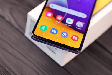 KYIV, UKRAINE - 4 Mayıs 2023: Samsung Galaxy A72 Android akıllı telefonu büyük ekran paneli ve tip-c portu