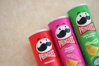 KYIV, UKRAINE - 4 Mayıs 2023: Çeşitli aromalı birçok pringles cips tüpü