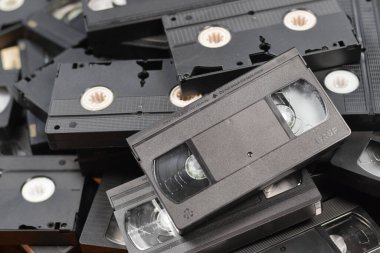 KYIV, UKRAINE - 4 Mayıs 2023: renkli arka plan, VHS, kaset. Bir yığın VHS kaseti. Video Ev Sistemi teyp kasetleri