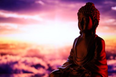 Buddha Purnima ve Vesak Günü konsepti, güzel ve renkli arka plana karşı yumuşak ışık saçan Buda heykeli. Meditasyon