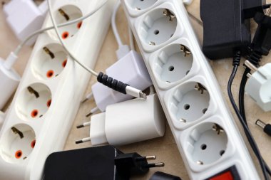Birçok elektrik prizi ağ tıkanıklığı. Elektrik bağımlılığı kavramı. Elektrik prizlerinin yanında bir sürü elektrik prizi var.