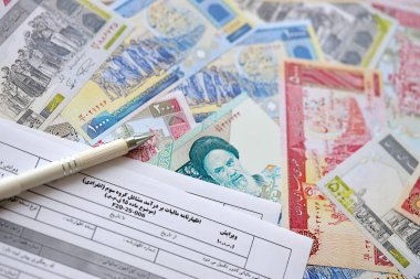 İran 'ın yıllık gelir vergi iade formu F20-25-006 İran parasıyla doldurulmaya hazır.