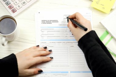 İtalyan vergi formu F23 Ödeme model vergisi vergileri vergi cezaları ve vergi döneminin sonundaki diğer gelirleri muhasebeci dolduruyor. İtalya 'da vergi ve evrak işleri rutini