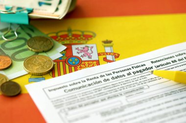 Maaşlarınıza uygulanan kişisel gelir vergisini hesaplamak için IRPF 'ye tahsis edilmiş 145 İspanyol vergi formu