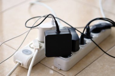 Aşırı yüklenmiş güç panoları. Beyaz zeminde farklı elektrik prizleri olan elektrik şeritleri. Risk tehlikesi kavramı elektrik akımını aşırı yükledi