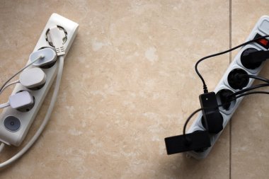 Aşırı yüklenmiş güç panoları. Beyaz zeminde farklı elektrik prizleri olan elektrik şeritleri. Risk tehlikesi kavramı elektrik akımını aşırı yükledi