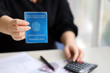 Kadın patron, iş bulma kurumunda Brezilya iş kartı ve sosyal güvenlik mavi kitabı verdi.