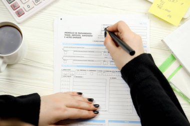 İtalyan vergi formu F23 Ödeme model vergisi vergileri vergi cezaları ve vergi döneminin sonundaki diğer gelirleri muhasebeci dolduruyor. İtalya 'da vergi ve evrak işleri rutini