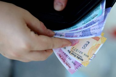 Hint Rupi 'li kadın eli kapanıyor. Hindistan 'da nakit para operasyonları kavramı