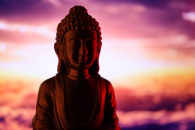 Buddha Purnima ve Vesak Günü konsepti, güzel ve renkli arka plana karşı yumuşak ışık saçan Buda heykeli. Meditasyon