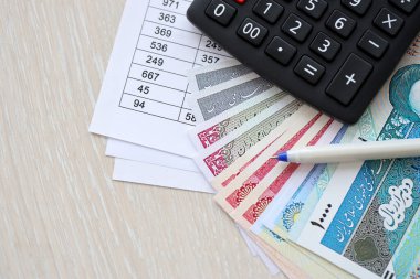 İran iş hesaplamaları İran parası ve kalemi ile masaya yakın.