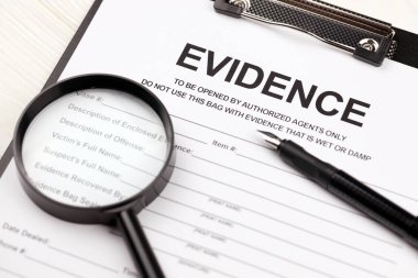 Kanıt raporu A4 tabletinde boş. Ofis masasında, kalem ve büyüteçle birlikte duruyor.