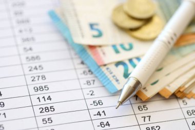 Çok avroluk para faturaları ve hesaplamalarla programlanan kalemlere sahip iş konsepti