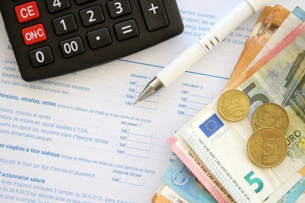 Het Invullen Van Franse Belastingformulier Proces Met Rekenmachine Pen Euro — Stockfoto