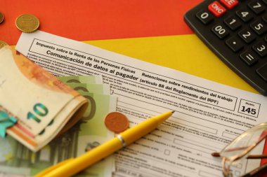 Maaşlarınıza uygulanan kişisel gelir vergisini hesaplamak için IRPF 'ye tahsis edilmiş 145 İspanyol vergi formu