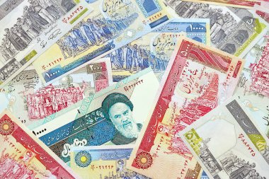 Düz yüzeyin arka planı İran 'dan gelen İranlı Rial IRR banknotlarının büyük yığını