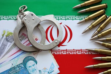 İran bayrağı ve polise kelepçelenmiş İran para senetleri. Ülkede suç ve suç kavramı