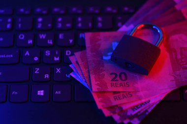 Kapalı asma kilit ve klavyede Brezilya parası var. Kapatın. Brezilya 'da güvenli online bankacılık veya çevrimiçi alışveriş kavramı