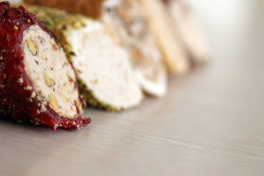 Bir sürü farklı lezzet ve dolgu malzemesi içeren Türk lokumu ruloları, pazarın tezgahında fotokopi alanı ile kapanıyor.