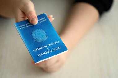 Kadın patron, iş bulma kurumunda Brezilya iş kartı ve sosyal güvenlik mavi kitabı verdi.
