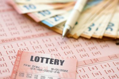 Piyango bileti ve kumar makbuzu kalem ve Avrupa Birliği ile masaya konur.