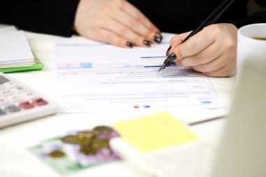 Muhasebeci, Fransız vergi formu CA12 Değer katma vergisi ve vergi döneminin sonunda benzer vergiler doldurdu. Fransa 'da vergilendirme ve evrak işleri