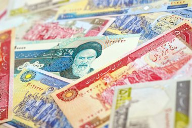 Düz yüzeyin arka planı İran 'dan gelen İranlı Rial IRR banknotlarının büyük yığını