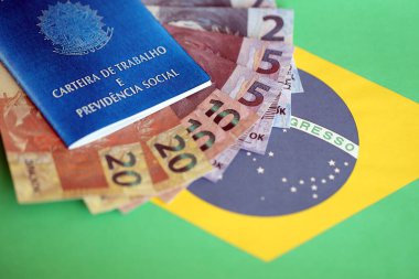 Brezilya iş kartı ve sosyal güvenlik mavi kitap ve gerçekten Brezilya Federatif Cumhuriyeti bayrağı üzerinde para faturaları