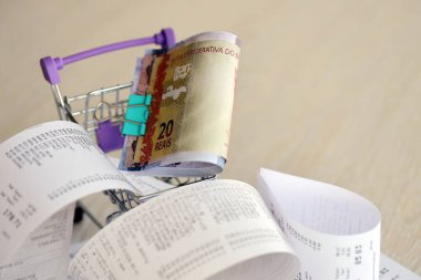 Brezilya reais para faturaları bir sürü kağıt makbuzlarla çevrili alışveriş vagonunda toplanır.