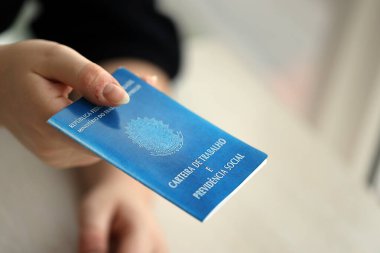 Kadın patron, iş bulma kurumunda Brezilya iş kartı ve sosyal güvenlik mavi kitabı verdi.