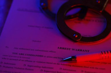 Bölge mahkemesi tutuklama emri belgeleri, kelepçeli ve mavi kalemli Birleşik Devletler bayrağı. Şüpheliyi tutuklama izni