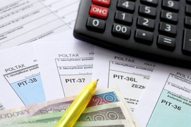 Kalem ve hesap makinesiyle muhasebe masasında kazanılan gelir veya zarar, PIT-36, PIT-36L, PIT-37 ve PIT-38 vergi formlarının beyanı