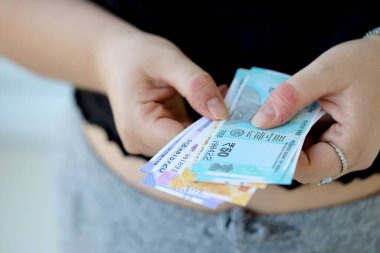 Hint Rupi 'li kadın eli kapanıyor. Hindistan 'da nakit para operasyonları kavramı