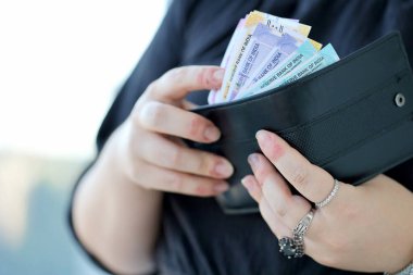 Hint Rupi 'li kadın eli kapanıyor. Hindistan 'da nakit para operasyonları kavramı