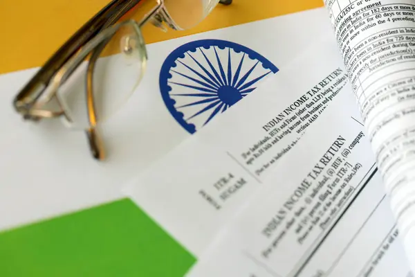 インドの所得税申告書は インドの国旗にペンとインドのルピーの請求書が閉じ込められた空白のフォームを返します 年次税務報告書のコンセプト — ストック写真