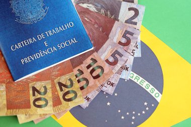 Brezilya iş kartı ve sosyal güvenlik mavi kitap ve gerçekten Brezilya Federatif Cumhuriyeti bayrağı üzerinde para faturaları