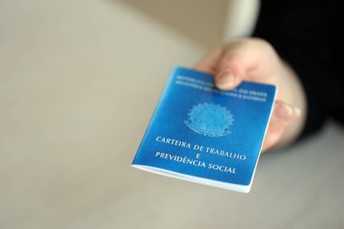 Kadın patron, iş bulma kurumunda Brezilya iş kartı ve sosyal güvenlik mavi kitabı verdi.