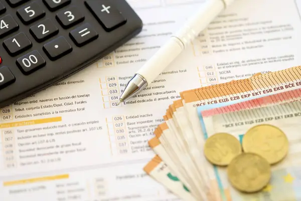 Het Invullen Van Italiaanse Belastingformulier Proces Met Pen Rekenmachine Euro — Stockfoto