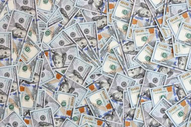 Çok büyük miktarlarda 100 dolarlık banknotlar kapanıyor. Düz tablonun üzerinde büyük miktarda Birleşik Devletler para birimi notu var.