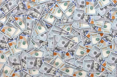 Çok büyük miktarlarda 100 dolarlık banknotlar kapanıyor. Düz tablonun üzerinde büyük miktarda Birleşik Devletler para birimi notu var.
