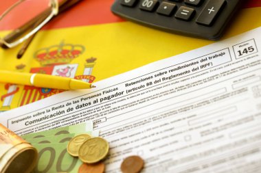 Maaşlarınıza uygulanan kişisel gelir vergisini hesaplamak için IRPF 'ye tahsis edilmiş 145 İspanyol vergi formu