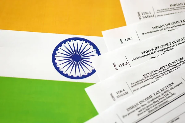 インドの所得税申告書は インドの国旗に空白のフォームを閉じます 年次税務報告書のコンセプト — ストック写真