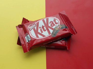 KHARKIV, UKRAINE - HAZİRAN 2, 2021 Parlak arkaplan üzerine Nestle çikolata kaplı gofret