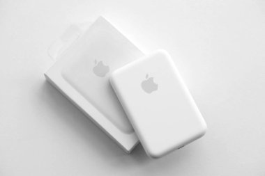 KYIV, UKRAINE - 31 Ekim 2023 Apple MagSafe bataryası iPhone 'u mıknatıs bağlantısıyla şarj etmek için. Mag Güvenli modern taşınabilir güç bankası aygıtı