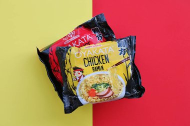 KYIV, UKRAINE - 31 Ekim 2023 Ajinomoto Oyakata paketleri Japon hazır erişteleri tavuk ramen ve soya soslu ramen.
