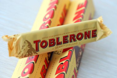 KYIV, UKRAINE - 31 Ekim 2023 Sarı Toblerone Çikolata. Toblerone 1908 yılında İsviçre 'de doğdu ve Theodor Tobler tarafından yaratıldı.