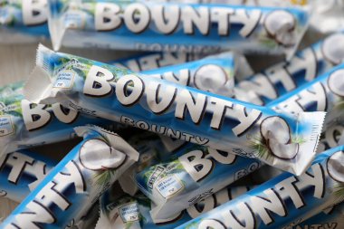 KYIV, UKRAINE - 31 Ekim 2023 Kakao aromalı Bounty çikolataları. Bounty Çikolata, Amerikan Mars Şirketi 'nin bir markası.