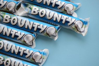 KYIV, UKRAINE - 31 Ekim 2023 Kakao aromalı Bounty çikolataları. Bounty Çikolata, Amerikan Mars Şirketi 'nin bir markası.