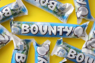 KYIV, UKRAINE - 31 Ekim 2023 Kakao aromalı Bounty çikolataları. Bounty Çikolata, Amerikan Mars Şirketi 'nin bir markası.