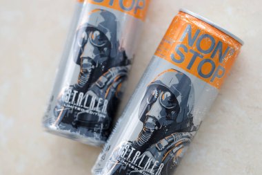 KYIV, UKRAINE - 31 Ekim 2023 Stop enerji içeceği sınırlı sayıdaki Stalker ve alüminyum teneke gaz maskeli karakter tasarımı ile kapatılabilir
